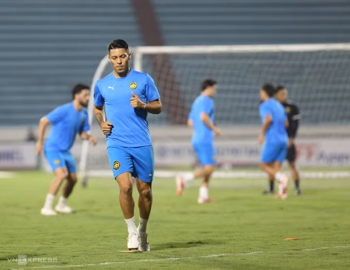 Tiền vệ Malaysia gốc Argentina Sergio Aguero tập luyện tại sân Thiên Trường ở Ninh Bình ngày 30/3/2026. Ảnh: Hiếu Lương
