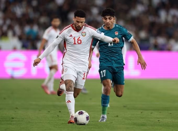 Cầu thủ UAE Marcus Meloni (trái) tranh chấp với Ali Jasim trong trận Iraq gặp UAE trên sân Basra International, Basra, Iraq ngày 18/11/2025. Ảnh: Reuters