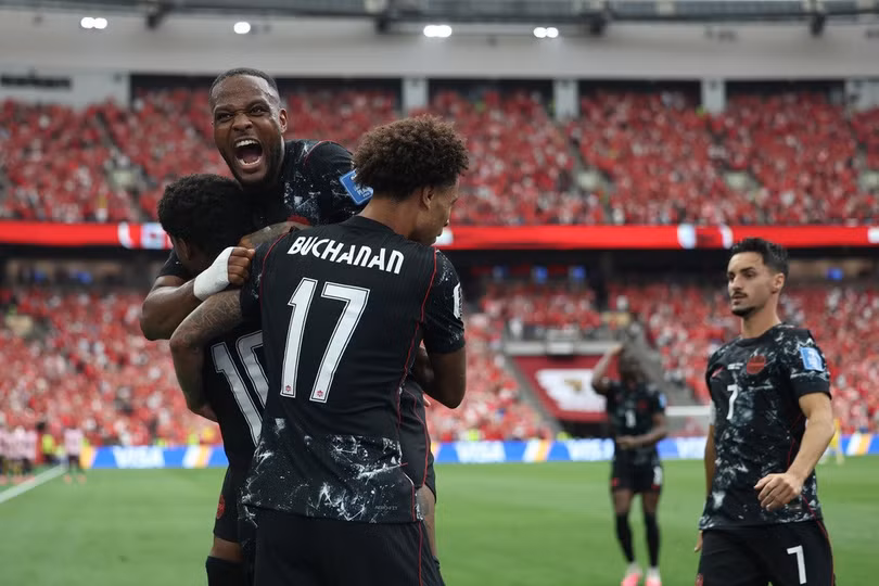 Jonathan David (số 10) cùng Cyle Larin (trên cùng) và Tajon Buchanan mừng bàn nâng tỷ số lên 2-0 cho Canada trong trận thắng Qatar ở bảng B World Cup 2026 tại Vancouver, British Columbia ngày 18/6. Ảnh: AP