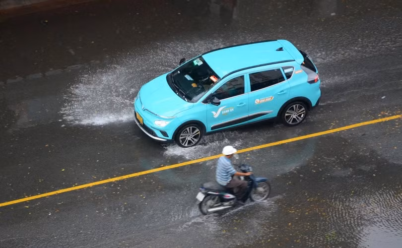 Khi trời mưa, tài xế nên giảm tốc độ ít nhất 20% so với điều kiện bình thường để đảm bảo an toàn