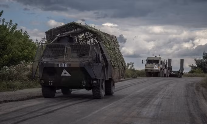 Xe quân sự Ukraine di chuyển ở tỉnh Sumy hôm 11/8. Ảnh: Reuters
