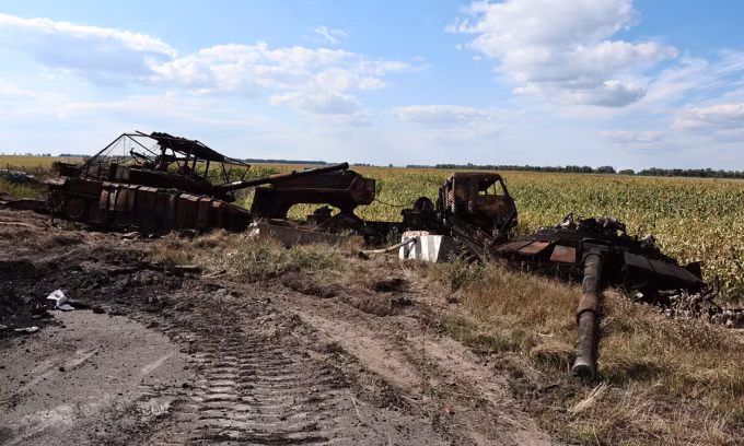 Khí tài Nga bị phá hủy gần thị trấn Sudzha ở tỉnh Kursk hôm 16/8. Ảnh: AFP