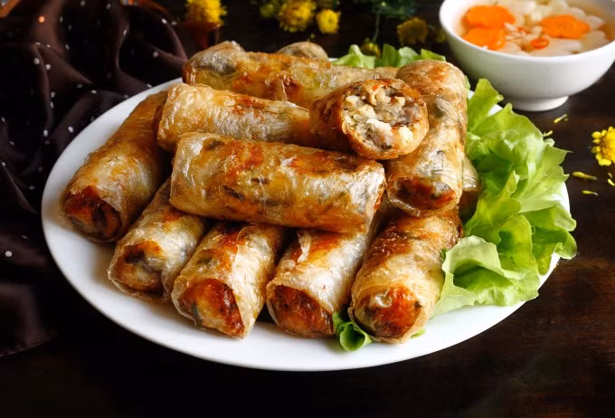 Chả giò (nem rán) là món ăn phổ biến ở nhiều địa phương tại Việt Nam. Ảnh: Bùi Thủy