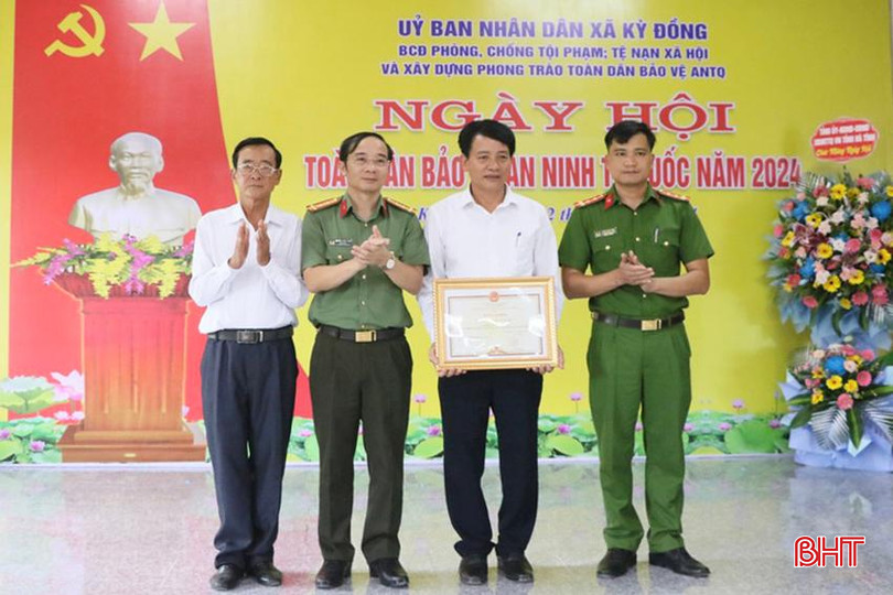 Đại tá Nguyễn Xuân Thao, Giám đốc Công an tỉnh trao bằng khen của Chủ tịch UBND tỉnh cho UBND xã Kỳ Đồng.