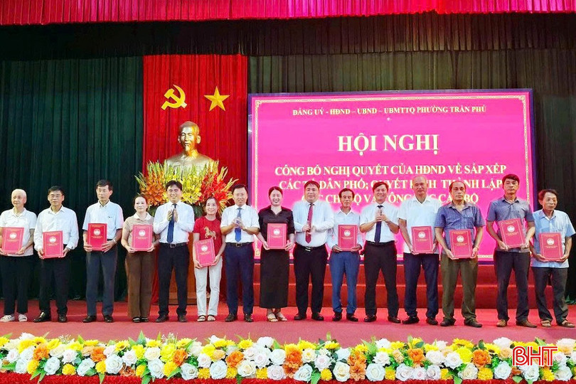 Lãnh đạo phường Trần Phú trao quyết định của Ủy ban MTTQ phường về chỉ định trưởng ban công tác mặt trận các tổ dân phố mới sau sắp xếp.