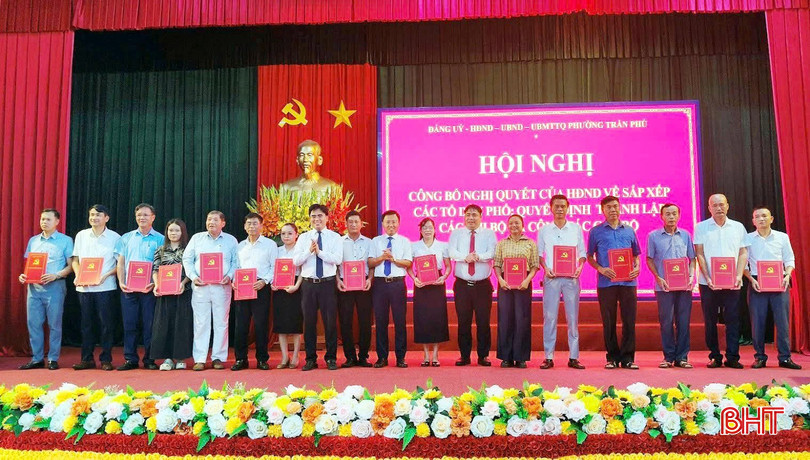 Lãnh đạo phường Trần Phú trao quyết định của Đảng ủy phường về chỉ định nhân sự bí thư tổ dân phố mới sau sắp xếp.