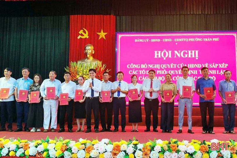 Lãnh đạo phường Trần Phú trao quyết định của UBND phường về chỉ định tổ trưởng tổ dân phố mới sau sắp xếp.