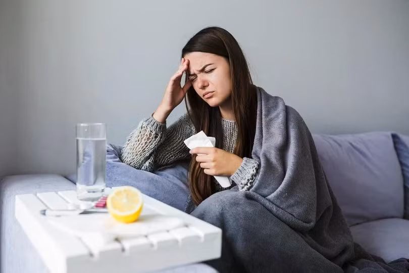Không uống đủ nước có thể làm trầm trọng hơn tình trạng bệnh. Ảnh: Freepik.
