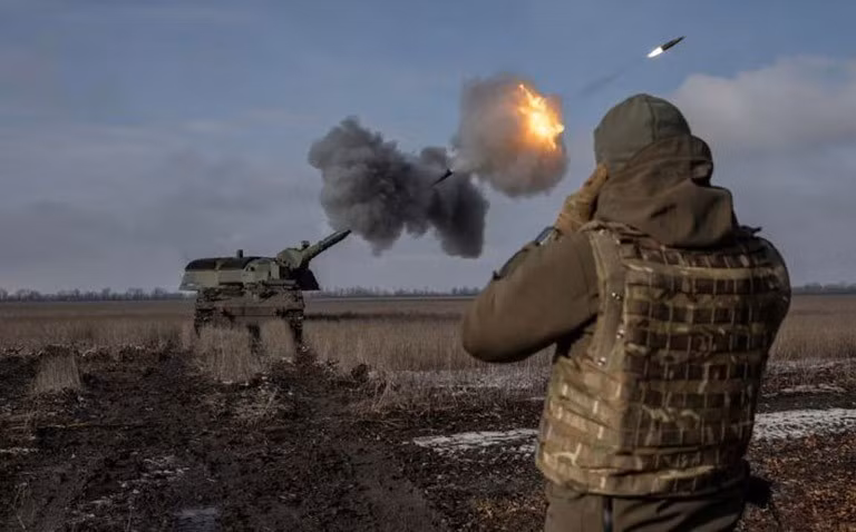 Binh sĩ Ukraine bắn lựu pháo bọc thép 2000 trong cuộc xung đột với Nga gần Bahmut, vùng Donetsk. Ảnh: REUTERS/TTXVN