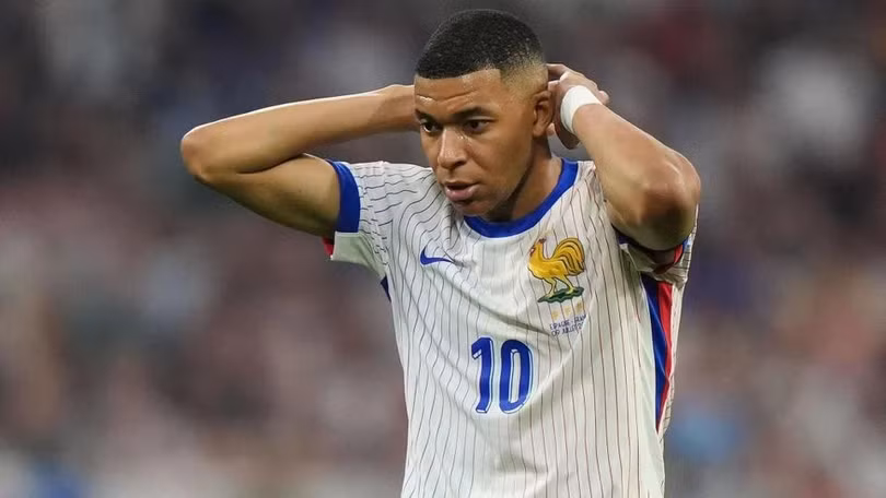 Mbappe từng bị chỉ trích vì không hội quân cùng tuyển Pháp.