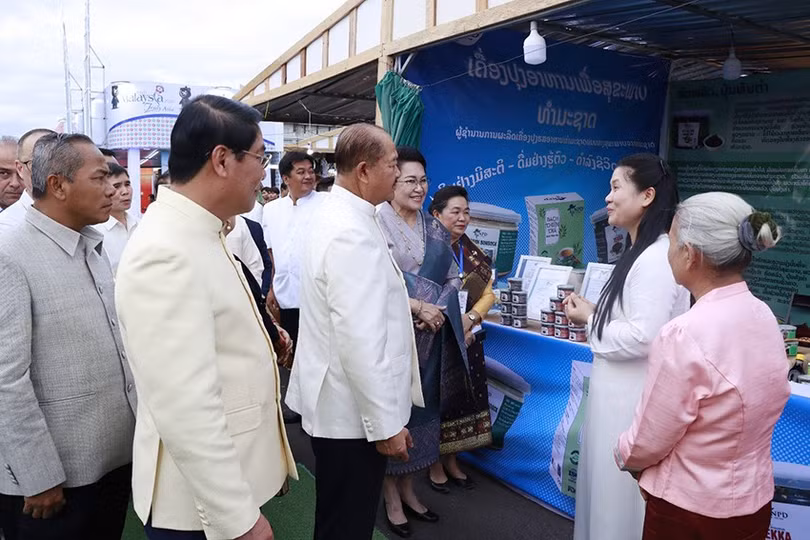 pho-thu-tuong-lao-tham-cac-gian-hang-tai-hoi-cho-le-hoi-thatluang.jpg