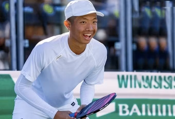 Quang Dương trong một trận đấu đơn nam tại giải đấu thuộc Hiệp hội Pickleball Mỹ - UPA. Ảnh: FBNV