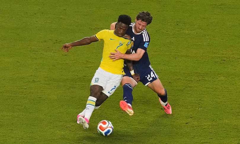Anthony Ralston (24) của Scotland tranh bóng với Vinicius Junior (7) của Brazil trong trận đấu bảng C World Cup 2026 trên sân Miami Gardens, bang Florida, ngày 24/6. Ảnh: AP