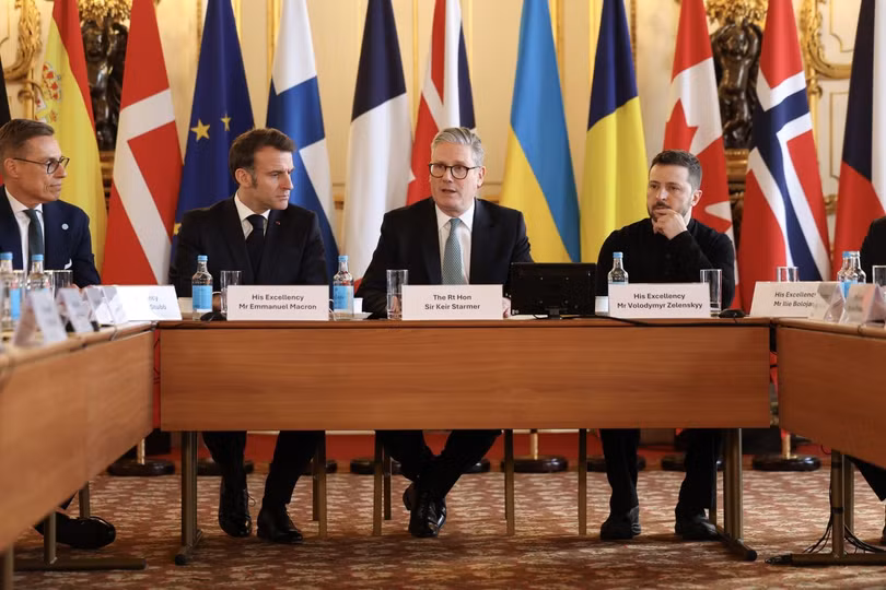 Thủ tướng Anh Keir Starmer (giữa), Tổng thống Pháp Emmanuel Macron (trái) và Tổng thống Ukraine Volodymyr Zelensky dự Hội nghị thượng đỉnh châu Âu về vấn đề Ukraine, ở London (Anh). Ảnh: THX/TTXVN