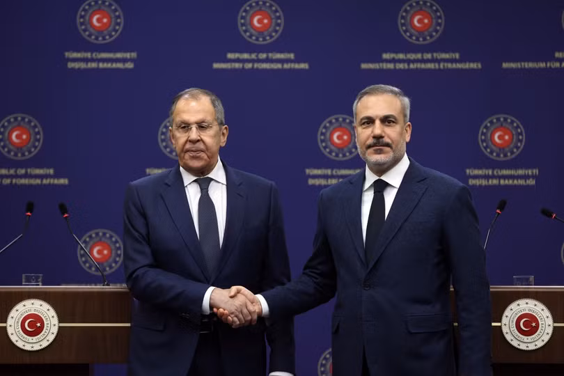 Ngoại trưởng Nga Sergei Lavrov (trái) và người đồng cấp Thổ Nhĩ Kỹ Hakan Fidan trong cuộc gặp tại Ankara, ngày 24/2/2025. Ảnh: THX/TTXVN