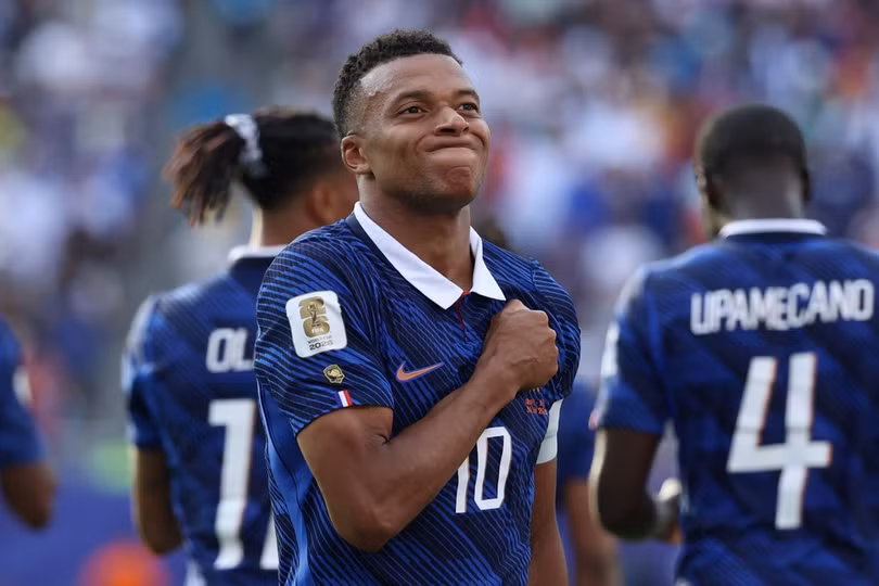 Mbappe ăn mừng bàn nâng tỷ số lên 3-0 trong chiến thắng của Pháp trước Thụy Điển ở vòng 1/16 World Cup 2026 trên sân MetLife, East Rutherford, bang New Jersey, Mỹ ngày 30/6. Ảnh: AP