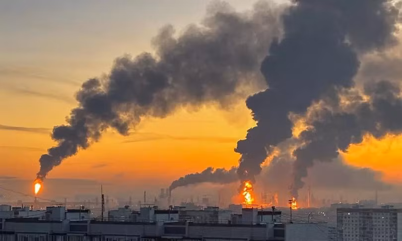 Khói bốc lên từ nhà máy lọc dầu tại Moskva, Nga sau vụ tập kích ngày 20/9. Ảnh: Reuters