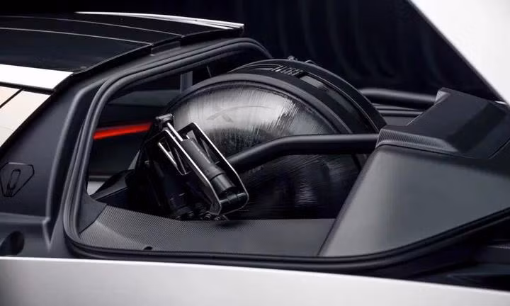 Bình khí nén trên xe Tesla Roadster. Ảnh: Motor Trend