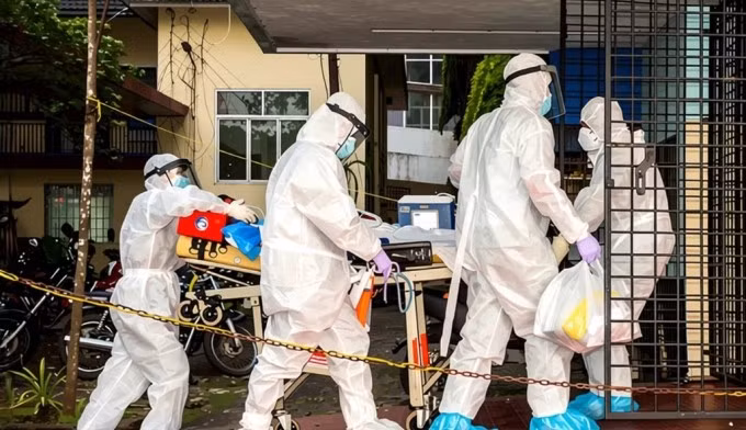 Một bệnh nhân được các bác sĩ chẩn đoán nhiễm virus Nipah đang được chuyển vào đơn vị hồi sức tích cực (ICU) tại khu cách ly Nipah thuộc Cao đẳng Y tế Kozhikode, huyện Kozhikode, bang Kerala, miền nam Ấn Độ, ngày 20/7/2024. Ảnh: Reuters