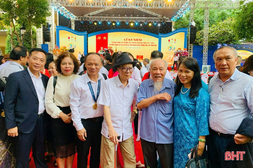 Thầy Lê Thái Phong gặp lại học trò trong dịp kỷ niệm 50 năm thành lập Trường THPT Chuyên Phan Bội Châu.