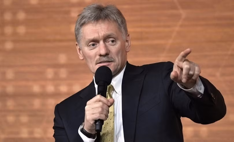Ngày 22/2/2026, phát biểu với nhà báo Pavel Zarubin, người phát ngôn Điện Kremlin Dmitry Peskov cho biết: “Chúng tôi không đe dọa Estonia hay bất kỳ quốc gia châu Âu nào khác. Nhưng nếu vũ khí hạt nhân được triển khai trên lãnh thổ Estonia và nhằm vào (Liên bang Nga), thì vũ khí hạt nhân của chúng tôi sẽ nhằm vào lãnh thổ Estonia”, đồng thời nhấn mạnh rằng Tallinn “cần hiểu rõ điều đó”. (Trong ảnh: Người phát ngôn Điện Kremlin Dmitry Peskov. Ảnh: Kremlin.ru)