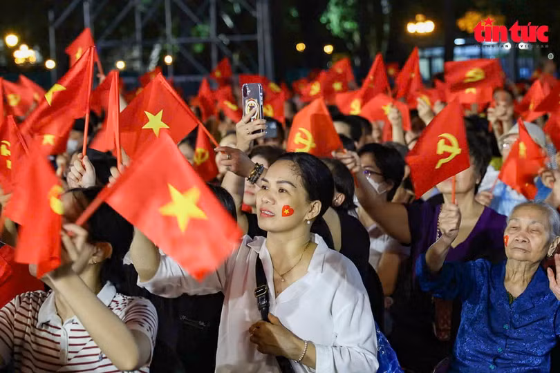 Hàng nghìn khán giả đội mưa đón xem chương trình nghệ thuật đặc biệt “Người là Hồ Chí Minh”.