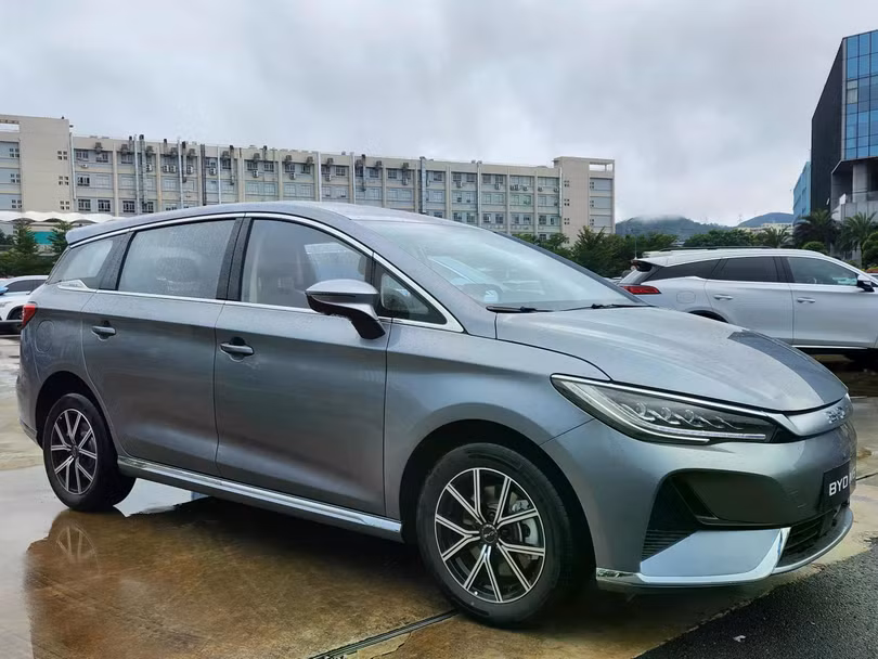 BYD M6.