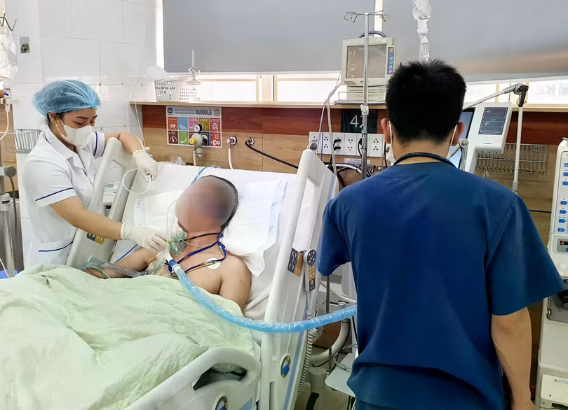 Bệnh nhân mới thoát khỏi hôn mê, vẫn phải hỗ trợ hô hấp, lọc máu do ngộ độc cồn giả chứa methanol. Ảnh: BVCC.