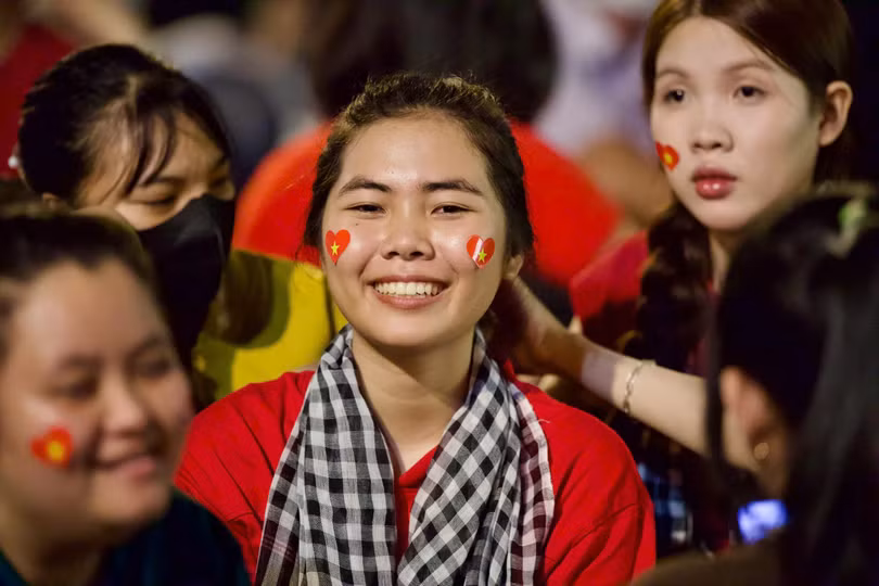 Mai Thị Nguyệt (sinh viên năm 2, ngụ TP Thủ Đức) cùng nhóm bạn 4 người chuẩn bị đầy đủ đồ ăn, thức uống và đến đường Nguyễn Huệ từ 23h ngày 29/4 để chờ xem diễu binh vào sáng 30/4. Cô cho biết khi nhóm đến nơi đây đã đông không có chỗ ngồi. Ảnh: Phương Lâm.