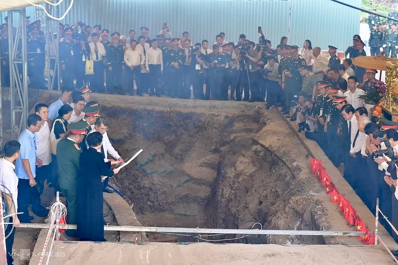 Rãnh chôn tập thể phát hiện 7 hài cốt liệt sĩ ở công viên Lê Thị Riêng. Ảnh: Thanh Tùng