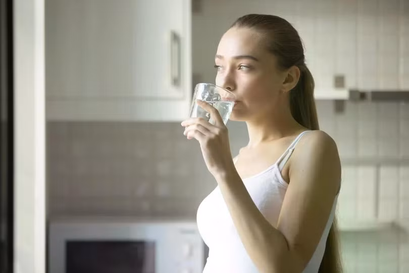 Một vài thay đổi của cơ thể sau khi uống nước có thể là dấu hiệu bệnh thận. Ảnh: Freepik.
