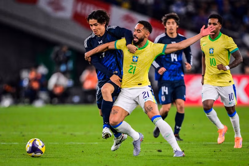 Tiền vệ Ao Tanaka (áo xanh) của Nhật Bản tranh chấp với Matheus Cunha của Brazil trong trận Nhật Bản thắng Brazil 3-2 ở giải giao hữu Kirin Challenge Cup, trên sân Tokyo ở Nhật Bản ngày 14/10/2025. Ảnh: AFP
