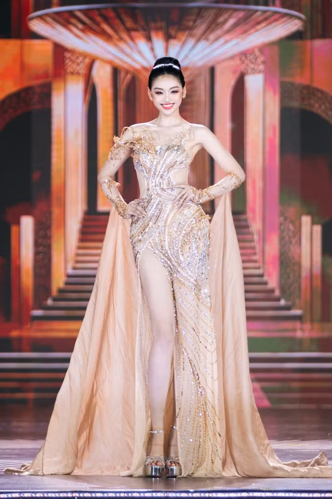 Yến Nhi trong phần thi trang phục dạ hội dành cho top 15.