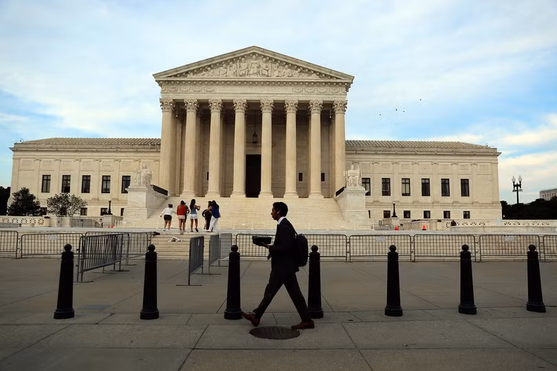 Bên ngoài Tòa án Tối cao Mỹ ở thủ đô Washington ngày 25/6. Ảnh: AP
