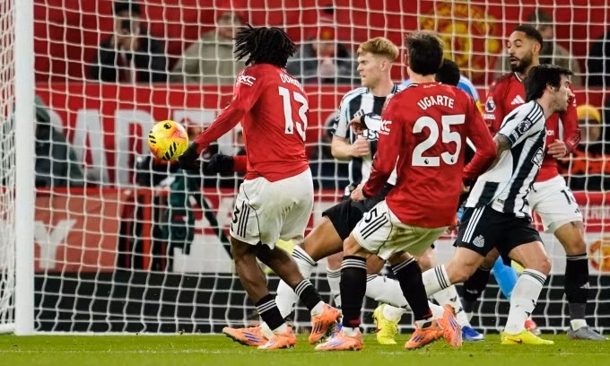 Cú sút mở tỷ số của Dorgu cho Man Utd trong trận gặp Newcastle trên sân Old Trafford, thành phố Manchester, Vương quốc Anh, vòng 18 Ngoại hạng Anh tối 26/12/2025. Ảnh: AP