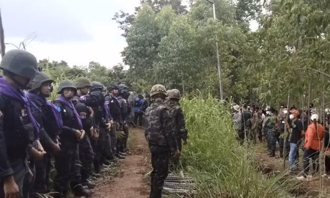 Cảnh sát Thái Lan đối đầu người biểu tình Campuchia khu vực biên giới ngày 17/9. Ảnh: Royal Thai Army