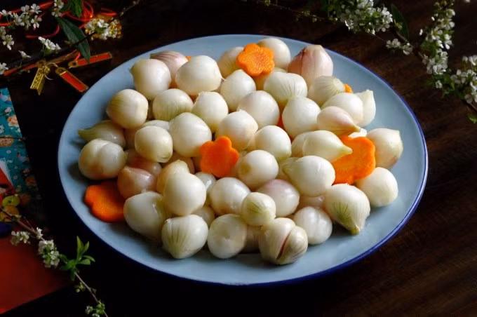 Dưa hành không thể thiếu trong mâm cỗ dịp Tết. Ảnh: Bùi Thủy