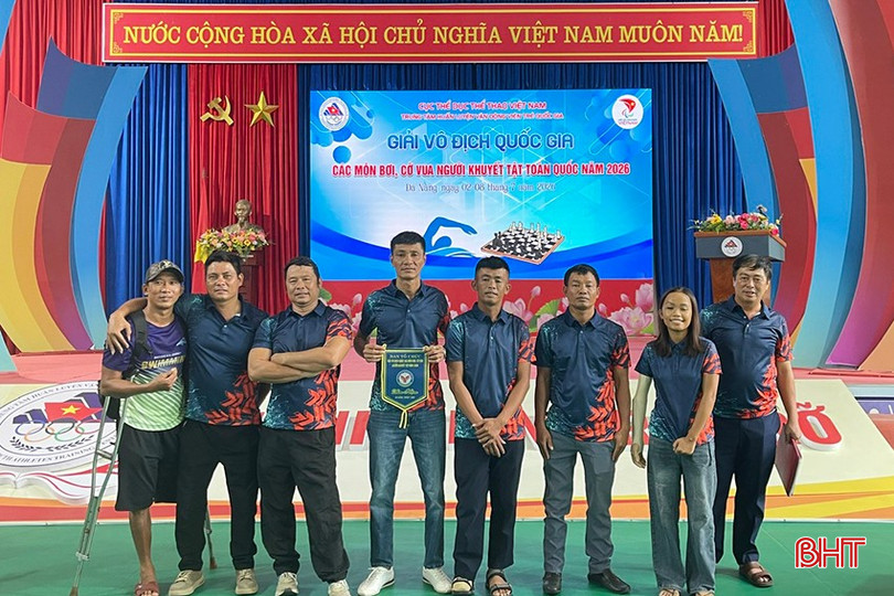 bqbht_br_hlv-thai-huu-hung-ben-phai-ngoai-cung-cung-cac-vdv-ha-tinh.jpg