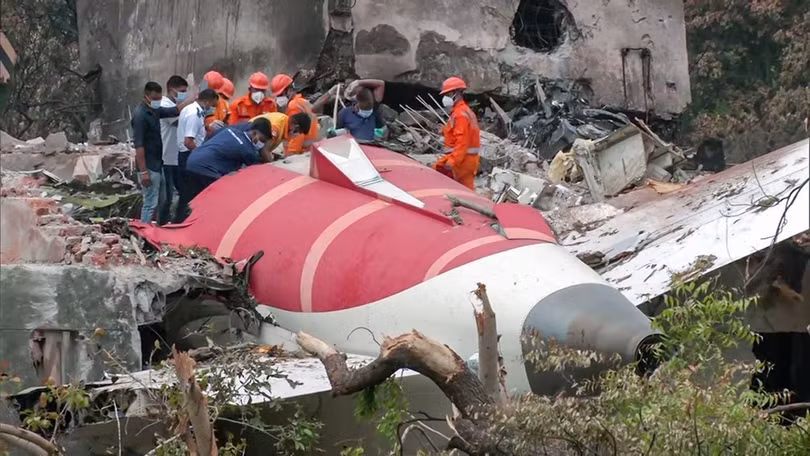 Hiện trường vụ máy bay của Hãng Air India rơi xuống khu dân cư tại thành phố Ahmedabad, bang Gujarat, ngày 14/6/2025. Ảnh: ANI/TTXVN