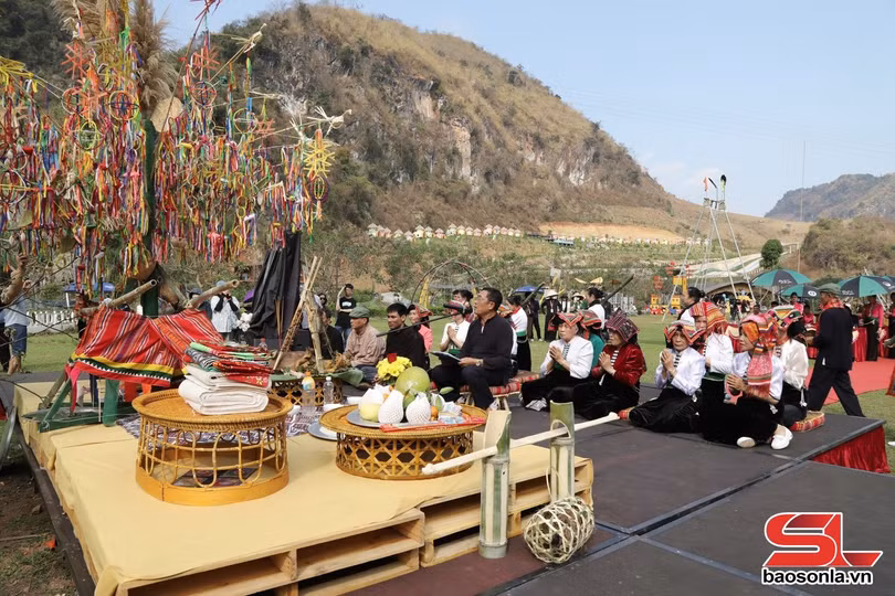 Thầy cúng thực hiện nghi lễ cầu mưa.