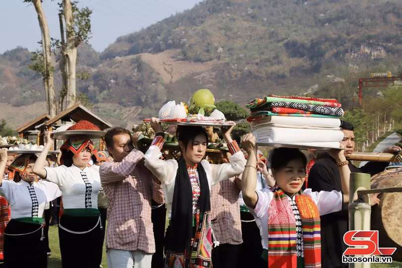 Người dân dâng lễ phẩm cúng cầu mưa.