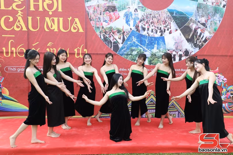 Văn nghệ tại Lễ hội Cầu mưa.
