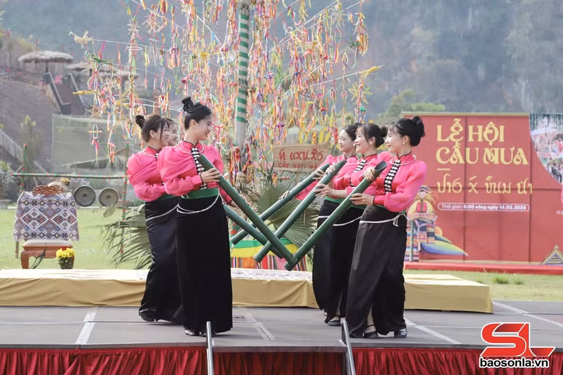 Văn nghệ tại Lễ hội Cầu mưa.
