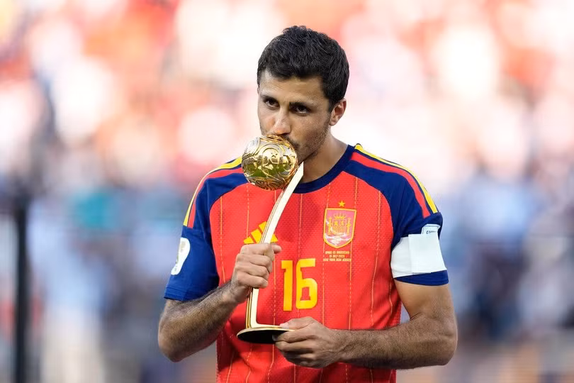 Rodri của Tây Ban Nha tạo dáng cùng danh hiệu Cầu thủ hay nhất giải sau trận chung kết World Cup 2026 gặp Argentina trên sân MetLife ở East Rutherford, bang New Jersey, gần New York, Mỹ, ngày 19/7/2026. Ảnh: AP