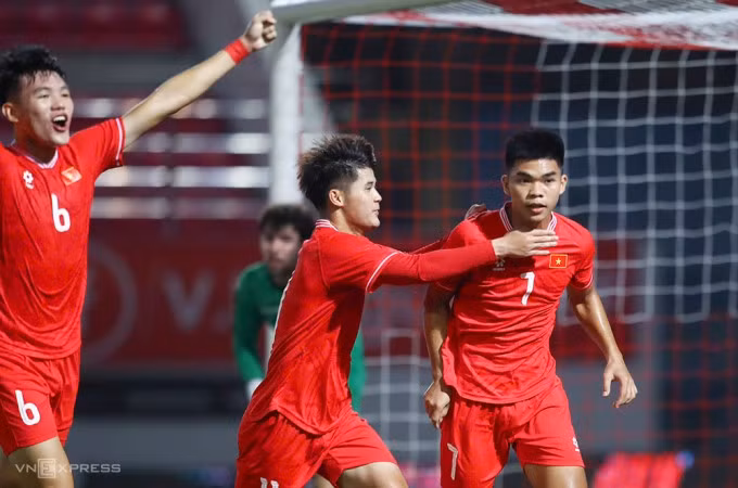 Lê Phát (số 7) ăn mừng bàn mở tỷ số khi Việt Nam hạ Guam 3-0 tại vòng loại U20 châu Á 2025, bảng A.