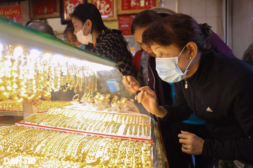 Vàng miếng SJC, vàng nhẫn trơn trở nên khan hiếm trong nhiều tháng qua (Ảnh: Hải Long).