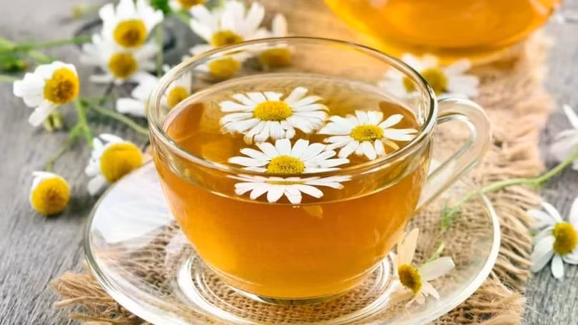 Trà hoa cúc có thể giúp người uống dễ ngủ và ngủ sâu hơn.