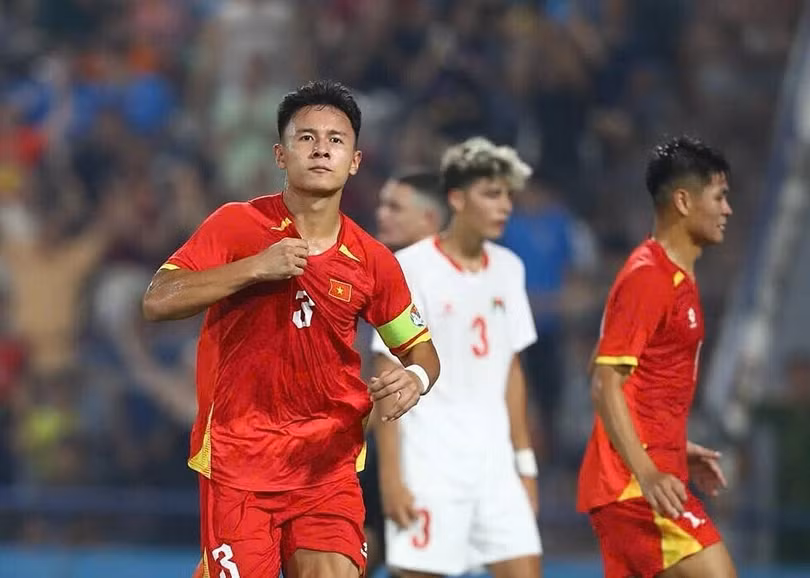 Đội trưởng Nguyễn Quốc Khánh mừng bàn gỡ 1-1 ở trận thua Palestine 1-2 ở lượt hai bảng C vòng loại U20 châu Á 2027, trên sân Việt Trì, Phú Thọ ngày 3/9/2026. Ảnh: VFF