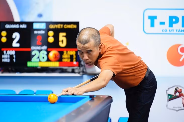 Cơ thủ quê Hà Tĩnh Trần Quyết Chiến vượt qua hàng loạt đối thủ mạnh để vô địch HBSF Tour 2 - Ảnh: ĐỨC PHONG
