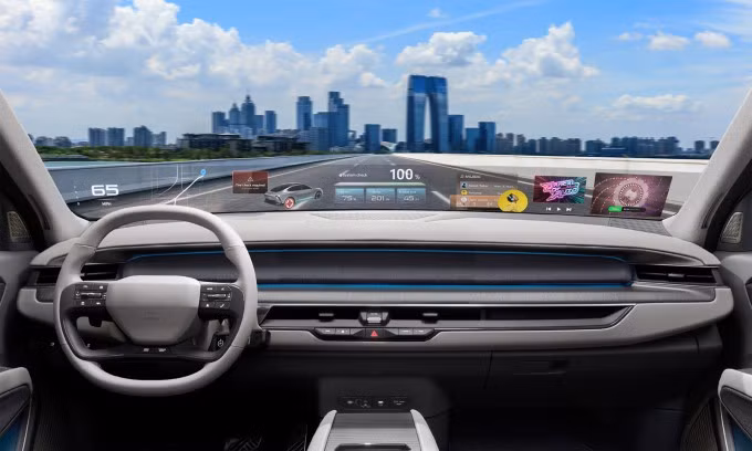 Kính chắn gió biến thành màn hình hiển thị đa thông tin, thay thế mọi màn hình hiện nay. Ảnh: Hyundai Mobis